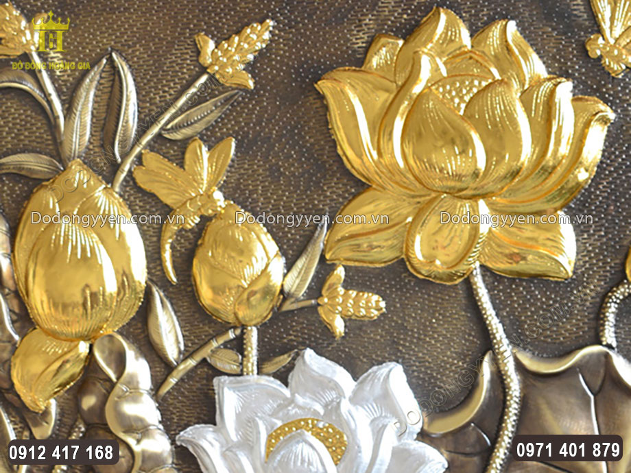 Bông hoa sen được dát vàng dát bạc vô cùng tinh tế, tỉ mỉ
